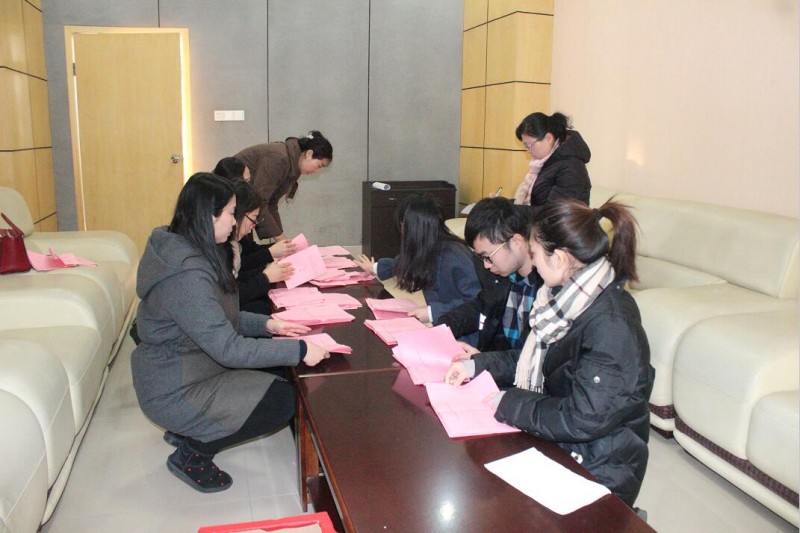 監票員和計票員清點選票