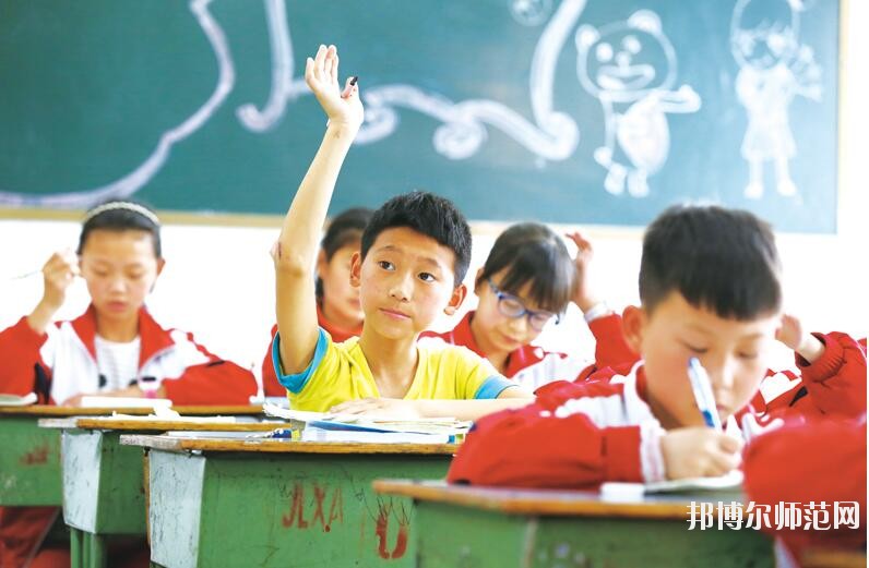 其實這個問題要看你怎么去想。對于文化成績優秀的學生來說，上幼師學校肯定就不值得了;而文化成績不是很理想的學生來說，上幼師學校就是一個不錯的機會。所以學生怎么選擇學校，就要看學生自己的情況了，畢竟每一個人的情況都是不一樣的。幼師學校主要是以專業知識以及技能為主的學校，為學生提供學習的平臺。  六盤水民族職業技術幼兒師范學校 六盤水市民族職業技術學校(簡稱“六盤水民族職業技術幼兒師范學校”)的前身始建于1986年，并于1990年與六盤水市民族學校合并。93年更名為六盤水市民族職業技術學校。20多年的辦學實踐中，取得了不少成就，得到社會的認可。  但普通教育與職業教育合并辦學的許多弊端在日積月累中不斷的突現。2009年市委、市政府及市教育局等相關單位經過反復調研，多方論證，決定在原商財校校址(八一路50號，軍分區往上150米)新籌建六盤水民族職業技術學校，使之成為一所獨立的國家級重點職業學校，并于2009年秋季招生辦學。  辦學規模  學校占地面積45356平方米，校園建筑面積17260平方米，現有兩幢教學樓，共34個教室。一幢大連市政府援建的圖書樓、一幢辦公樓、一幢學生宿舍、兩個學生食堂、一個340米跑道足球場、1個珍珠球場、兩個蹴球場和4個籃球場。  獲得榮譽  1997年被評為貴州省重點職業高中，1999年被評為國家級重點職業高中，2004年7月通過國家級重點職業高中評估專家復評。是貴州省現代教育技術實驗學校;貴州省少數民族傳統體育項目訓練基地。全國計算機等級考試點及培訓點、貴州省國家第64職業技能鑒定所、計算機高新技術考試站、貴州省公務員計算機應用中級培訓點、六盤水市財政局會計從業資格考前培訓點及會計技術教育培訓點，勞動與社會保障局下崗職工再就業培訓點，貴州省公務員電子政務培訓點等。  報名條件  1、身心健康，品德良好。  2、積極向上，積極學習。  3、遵紀守法，品行端正，無不良行為，有上進心。  報名方式  凡符合學校招生條件的學生持戶口簿、身份證、2張一寸彩色照片到學校招生就業辦公室報名。高中畢業生可在學校網站上報名。  注意事項  1、新生報名時帶好戶口簿或者身份證原件(或復印件)，及相關費用到學校招生辦報名，并鑒定就業合同和優惠入學協議。  2、報名時間：從即日起，到各專業名額報滿為止。  3、新生開校報到時請帶好戶口本、本人身份證原件，相關困難證明及交費收據。  初中畢業生想要自己以后將來有個好的工作，就要靠自己的努力，學習一門比較熱門的專業去，認真的學習，將來你才有一個穩定的工作，穩定的收入，以上是小編為同學們推薦的關于幼師學校的基本介紹，希望對同學們有所幫助，欲知更多學校詳情，請關注邦博爾幼師學校招生網。