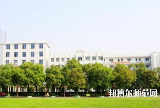 對于幼師學校的選擇，男生和女生是一樣的。現在大部分學校的幼師專業在進行招生的時候，其實男生和女生的招生計劃是統一的，學校對學生的性別并沒有要求。所以，小伙伴們選擇幼師學校的重點不應該是這所學校適合男生還是適合女生，而是這所學校本身的辦學條件好不好，以及學校的優勢以及劣勢有哪些等等。接下來，對南昌理工職業中等專業學校感興趣的小伙伴們可以一起來看一看這所學校的具體情況。  南昌理工職業中等專業學校辦學理念 學校以“辦學校，不開學店，造福炎黃子孫!”為宗旨，遵循黨的教育方針，倡導“誠實、博愛、勤奮、自強”的校訓，按照“理論夠用，注重實踐”的原則，為社會經濟建設培養“一專多能”的應用型人才。畢業生深受用人單位的歡迎。 例如推薦在“啟悅電子廠”工作的同學進廠第九天，就對8086高壓擊穿儀進行技術改造，降低了勞動強度，提高了生產效率。該廠董事長吳德和先生專程由臺北趕來我校考察，并當即簽定了廠校合作協議。  接著我校又與深圳新飛通、深圳捷迪訊、上海偉創力、上海先進半導體、上海華微、杭州矢崎、蘇州生益科技、上海攜程旅行網等20多家公司建立了合作伙伴關系。可以說：“選擇理工，就業輕松!” 學校與南昌航空大學聯合辦學，是南昌航空大學繼續教育學院教學點，依托南昌航空大學的人才、圖書、先進的教學設施，資源共享。學校有一支政治素質高、教學和管理經驗豐富的專兼職師資隊伍，正副教授、高級教師近半，其中不少曾獲得“最佳授課教師”的稱號。  南昌理工職業中等專業學校教學設置 學校除精湛的理論教學外，還設有圖書閱覽室、計算機中心、語音室和電工、電子、機電、機械加工、數控、酒店管理等實驗室能安排學生進行多種實驗，“邊講邊練，講練結合”，確保學生動手能力的培養。 學校采取多層次、開放性辦學和封閉式管理。不僅注重教育質量，更注重道德品質和綜合素質教育。教育管理嚴格，始終把學校的安全工作放在首位，在2005-2010職業高校年檢中，得到市教育局有關領導的表揚，連續被評為職業教育辦學先進單位。  南昌理工職業中等專業學校報名手續 即日起可到校招生辦或當地我校招生點報名，或來函來電報名、網上報名。  本地區的應屆初中畢業生可在就讀中學填中考志愿報名。  報到時帶好戶口本，五張一寸免冠照片和初高中畢業證書。  小編總結 南昌理工職業中等專業學校是一所按照“理論夠用，注重實踐”的原則，為社會經濟建設培養“一專多能”的應用型人才的中專學校，學校開設有幼師類的專業，對幼師行業感興趣的初中畢業生可以多加關注這所學校。接下來小伙伴們可以去到學校官網對學校做進一步的了解。當然，在南昌還有開設有幼師類專業的其他學校，大家也可以看看其他的學校怎么樣，做一個比較，然后選擇出最適合自己的一所。