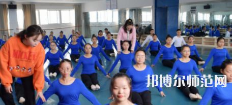隨著社會的進步，人們的生活得到了全面的改善，開始重視自己子女的教育，對教育人才的教學水準就要求更高，使得很多學生都想要報考幼師學校。如果大家已經(jīng)做出了決定，要上幼師學校，就一定要盡早去了解學校信息。你越早了解學校，你可以選擇的學校就越多，就越能找到適合你的學校。幼師工作工作也相對輕松，不用從事體力勞動。現(xiàn)在家長對孩子的教育非常看重，幼兒園也越來越正規(guī)，都需要幼師幼師從業(yè)資格證。  思南中等職業(yè)學校辦學條件 學校老校區(qū)占地面積120.6畝，新校區(qū)200畝，校園拓展空間大。校內(nèi)布局分為：教學區(qū)、實驗實訓區(qū)、產(chǎn)教結合區(qū)、生活區(qū)、行政辦公區(qū)、體育運動區(qū)、美化綠化區(qū)等。各場所均按標準設計規(guī)劃，達到國家示范校要求的學校教學、實訓、師生學習、工作、生活等方面需要的效果。  思南中等職業(yè)學校目標明確 學校培養(yǎng)目標明確，人才“出口”暢通，堅持德育為先，技能為重，全面發(fā)展與特長發(fā)展相結合。圍繞“自強篤行、厚德精技”的校訓，堅持“四自”(自信、自強、自律、自愛)、“四會”(學會做人，學會做事，學會求知，學會生活)的教育培養(yǎng)目標。  實行考與教分離，重視學生職業(yè)技能大賽，以賽促學，以賽促教;重視教師、學生下企業(yè)參與一線生產(chǎn)實踐，重視創(chuàng)建“校企聯(lián)動”、“工學結合”、“教學做一體”的人才培養(yǎng)模式，畢業(yè)生就業(yè)并能與企業(yè)接軌，與農(nóng)戶融合，人才培養(yǎng)質量顯著提高。  銅仁碧江中等職業(yè)學校簡介 銅仁市碧江區(qū)中等職業(yè)學校創(chuàng)辦于1989年，是一所隸屬于碧江區(qū)人民政府的貴州省示范性中等職業(yè)學校。學校規(guī)劃占地面積420畝，規(guī)劃建筑面積13萬余平方米，總投資約5.8億元。教學區(qū)、生活區(qū)、運動區(qū)、綠化區(qū)布局合理，功能設施完善，環(huán)境優(yōu)美，地處銅仁市川硐教育園區(qū)桃園大道北側，毗鄰銅仁幼專、貴州健康職業(yè)學院，有著豐富的文化資源和育人氛圍。  學校自2013年搬遷至川硐教育園區(qū)以來，領導班子帶領廣大教師銳意進取，和諧奮進，確立了“發(fā)展教師、成就學生、服務社會”的辦學理念，圍繞“辦出特色、形成風格、爭創(chuàng)一流”的辦學目標，形成了“醫(yī)護為主、產(chǎn)教結合、校企合作”的辦學特色。  現(xiàn)在整體新生人口的增量將直接體現(xiàn)在幼兒園在園人數(shù)的增加，我國當前幼師行業(yè)的需求還是很大的，遠遠不足國家的計劃，所以從事幼師行業(yè)前景是很好的。幼兒園、教育機構、培訓機構、藝體教育行業(yè)等相關行業(yè)都需要大量新型教育人才，學生選擇了教育行業(yè)正好符合當今的教育的需求，所以對同學們來講就業(yè)前景是非常具有潛力化的。