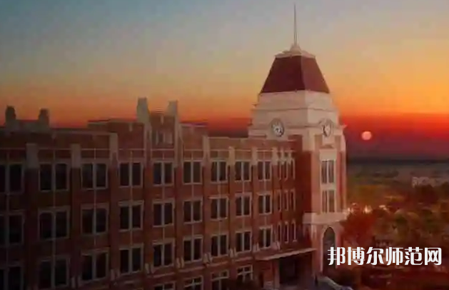 對于很多不了解學校的學生來說讀書的時候要面臨著很多信息的接受，就拿簡單的填寫志愿來說，提前就需要了解清楚很多的學校，對于學校的基礎信息需要掌握比較好才可以的，最近有同學們來問小編學校的招生代碼，小編就來給同學們整理一下。  上海外國語師范大學賢達經濟人文學院虹口校區(qū)代碼 學校代碼：13636  上海外國語師范大學賢達經濟人文學院虹口校區(qū)拓展閱讀 基礎教學部基礎教學部是承擔學校公共基礎課程的教學單位，下設基礎部辦公室和計算機、體育教、通識3個教研室。  現(xiàn)有專、兼職教師50人，其中教授2名，副教授12名，專職專任教師全部具有研究生學歷，其中博士后1人，博士2名。  基礎教學部堅持立德樹人的教育方針，崇尚教書育人，加強學生道德素質教育和能力培養(yǎng)，全體教師積極參與科研工作、開展課程建設、推進教學改革、提升教學效果，保證了全校的公共基礎課教學效果。  計算機教研室主要承擔全校的計算機公共課《計算機應用基礎》的教學工作，課程以“傳授知識、鍛煉技能”為基本目標，并貫徹對學生計算思維的培養(yǎng)，有效地向學生普及了實用的計算機應用技術，為學生能贏得信息時代的競爭打下良好的基礎。  體育教研室主要承擔全校的體育類課程教學，分別開設了足球、籃球、排球、乒乓球、羽毛球、棒球、壘球、板球、啦啦操、瑜伽、飛鏢、防身術等項目，為學生身心全面發(fā)展提供保證。教師還利用業(yè)余時間指導運動隊訓練、參賽，在歷年上海市高校陽光體育賽事中屢獲佳績，為學院創(chuàng)建積極健康、蓬勃向上的校園文化氛圍。  小編給同學們整理了學校的招生代碼，同學們自己如果是要填寫本校的話就要注意哦，讀大學對于每一位同學都是有很深刻的意義的，同學們在這里不僅能夠學習到專業(yè)的知識，還能在這個又自己對于這個世界的初步理解。